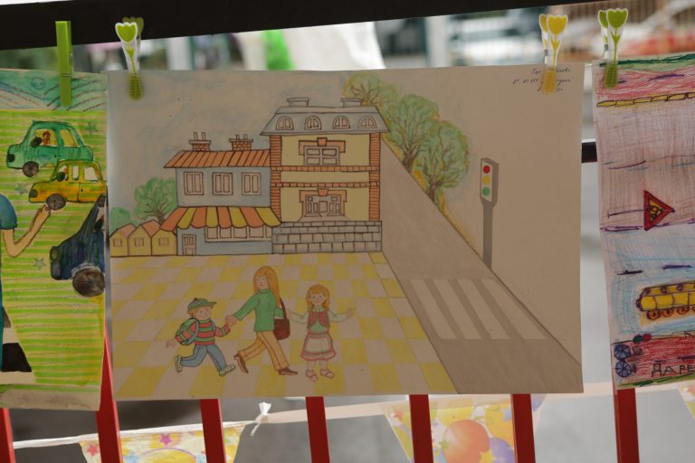 Повече от 30 детски градини се включиха в конкурс за семейна рисунка на тема: „Пази семейството си на пътя!“ Повече от 30 детски градини се включиха в конкурс за семейна рисунка на тема: „Пази семейството си на пътя!“