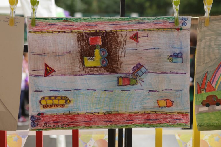 Повече от 30 детски градини се включиха в конкурс за семейна рисунка на тема: „Пази семейството си на пътя!“ Повече от 30 детски градини се включиха в конкурс за семейна рисунка на тема: „Пази семейството си на пътя!“