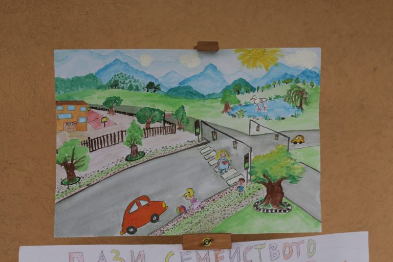 Повече от 30 детски градини се включиха в конкурс за семейна рисунка на тема: „Пази семейството си на пътя!“ Повече от 30 детски градини се включиха в конкурс за семейна рисунка на тема: „Пази семейството си на пътя!“