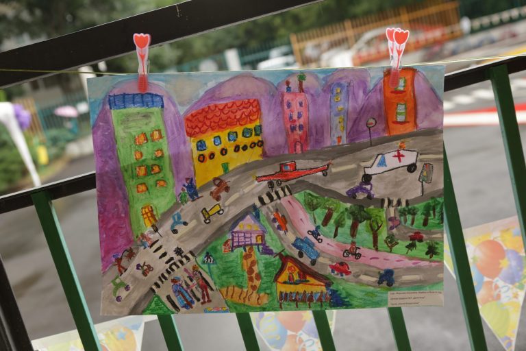 Повече от 30 детски градини се включиха в конкурс за семейна рисунка на тема: „Пази семейството си на пътя!“ Повече от 30 детски градини се включиха в конкурс за семейна рисунка на тема: „Пази семейството си на пътя!“