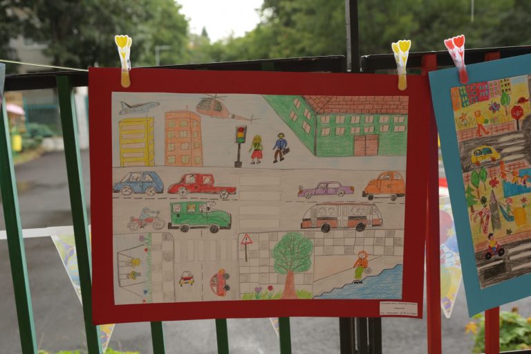 Повече от 30 детски градини се включиха в конкурс за семейна рисунка на тема: „Пази семейството си на пътя!“ Повече от 30 детски градини се включиха в конкурс за семейна рисунка на тема: „Пази семейството си на пътя!“