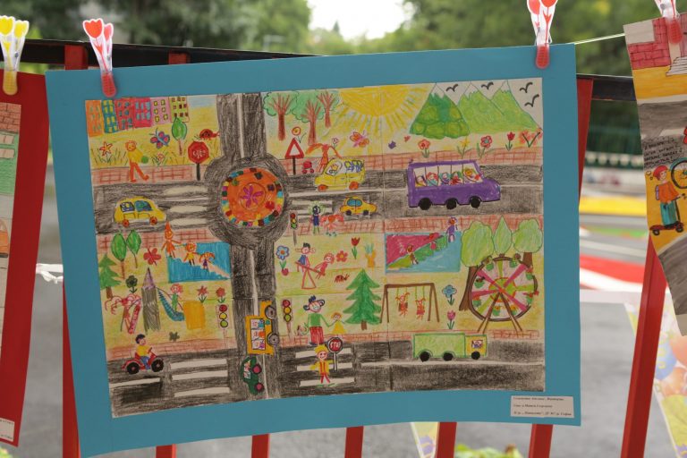 Повече от 30 детски градини се включиха в конкурс за семейна рисунка на тема: „Пази семейството си на пътя!“ Повече от 30 детски градини се включиха в конкурс за семейна рисунка на тема: „Пази семейството си на пътя!“