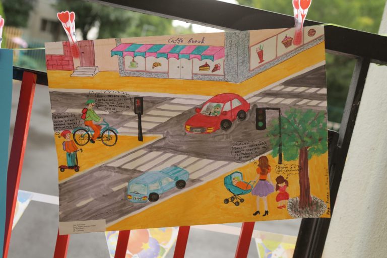 Повече от 30 детски градини се включиха в конкурс за семейна рисунка на тема: „Пази семейството си на пътя!“ Повече от 30 детски градини се включиха в конкурс за семейна рисунка на тема: „Пази семейството си на пътя!“