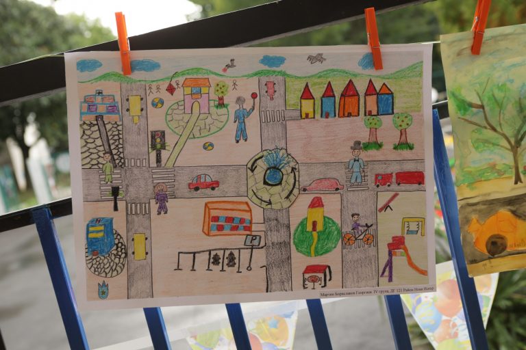 Повече от 30 детски градини се включиха в конкурс за семейна рисунка на тема: „Пази семейството си на пътя!“ Повече от 30 детски градини се включиха в конкурс за семейна рисунка на тема: „Пази семейството си на пътя!“