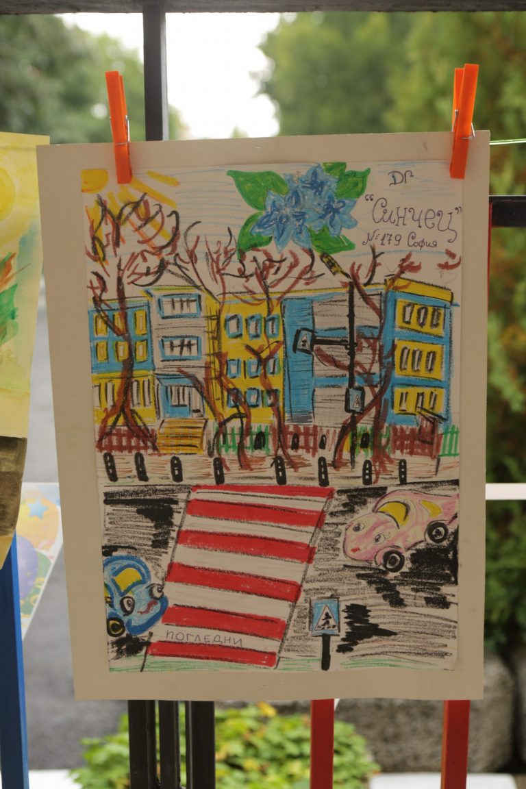 Повече от 30 детски градини се включиха в конкурс за семейна рисунка на тема: „Пази семейството си на пътя!“ Повече от 30 детски градини се включиха в конкурс за семейна рисунка на тема: „Пази семейството си на пътя!“