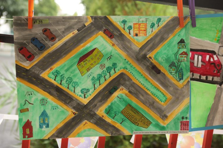 Повече от 30 детски градини се включиха в конкурс за семейна рисунка на тема: „Пази семейството си на пътя!“ Повече от 30 детски градини се включиха в конкурс за семейна рисунка на тема: „Пази семейството си на пътя!“