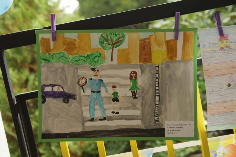 Повече от 30 детски градини се включиха в конкурс за семейна рисунка на тема: „Пази семейството си на пътя!“ Повече от 30 детски градини се включиха в конкурс за семейна рисунка на тема: „Пази семейството си на пътя!“