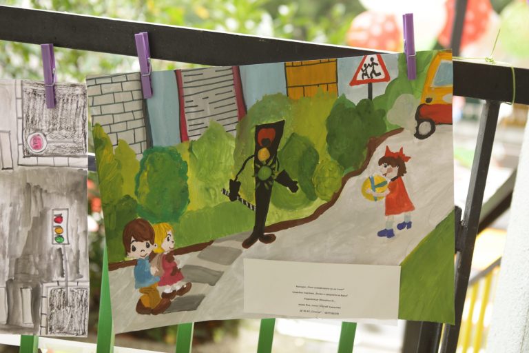 Повече от 30 детски градини се включиха в конкурс за семейна рисунка на тема: „Пази семейството си на пътя!“ Повече от 30 детски градини се включиха в конкурс за семейна рисунка на тема: „Пази семейството си на пътя!“