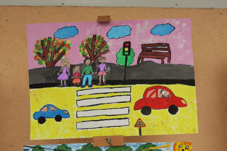 Повече от 30 детски градини се включиха в конкурс за семейна рисунка на тема: „Пази семейството си на пътя!“ Повече от 30 детски градини се включиха в конкурс за семейна рисунка на тема: „Пази семейството си на пътя!“