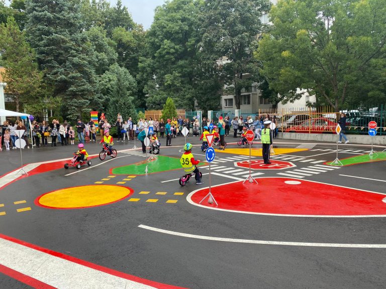 Повече от 30 детски градини се включиха в конкурс за семейна рисунка на тема: „Пази семейството си на пътя!“ Повече от 30 детски градини се включиха в конкурс за семейна рисунка на тема: „Пази семейството си на пътя!“