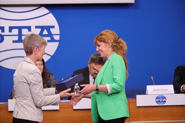 Първите годишни награди „Инициативи в подкрепа на безопасност на движението по пътищата“ показаха добрите примери на регионално и местно ниво Първите годишни награди „Инициативи в подкрепа на безопасност на движението по пътищата“ показаха добрите примери на регионално и местно ниво