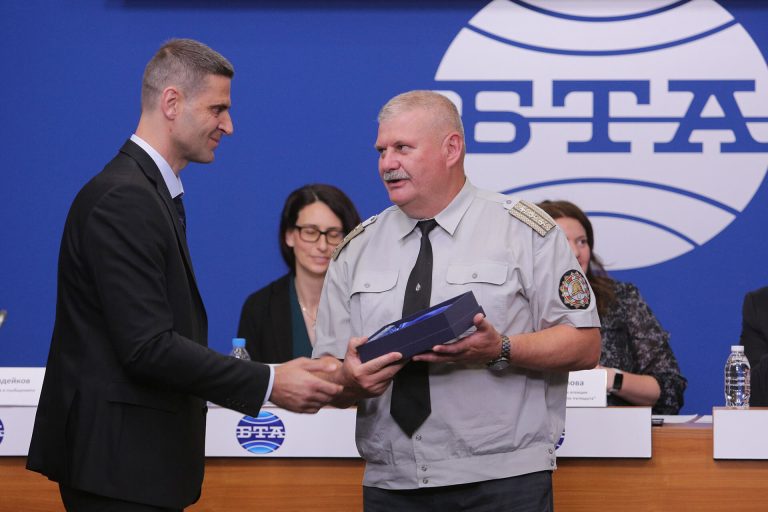 Първите годишни награди „Инициативи в подкрепа на безопасност на движението по пътищата“ показаха добрите примери на регионално и местно ниво Първите годишни награди „Инициативи в подкрепа на безопасност на движението по пътищата“ показаха добрите примери на регионално и местно ниво