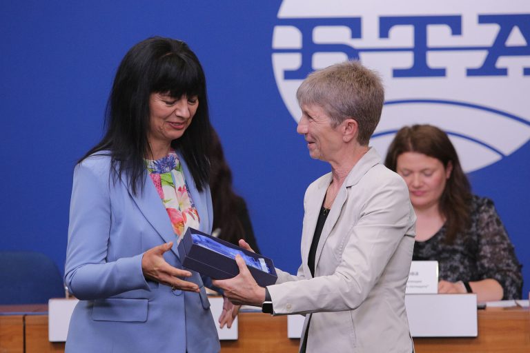 Първите годишни награди „Инициативи в подкрепа на безопасност на движението по пътищата“ показаха добрите примери на регионално и местно ниво Първите годишни награди „Инициативи в подкрепа на безопасност на движението по пътищата“ показаха добрите примери на регионално и местно ниво