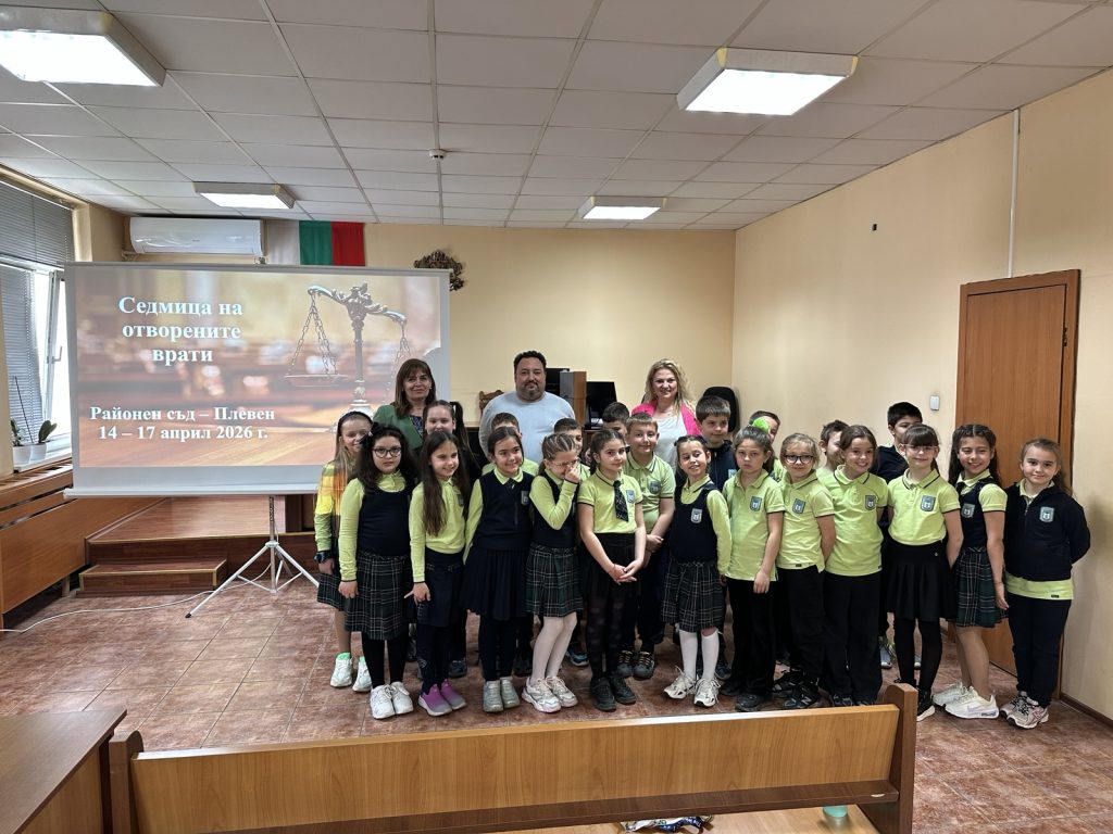 За трета поредна година ДАБДП и Районен съд–Плевен учат деца на пътна безопасност За трета поредна година ДАБДП и Районен съд–Плевен учат деца на пътна безопасност