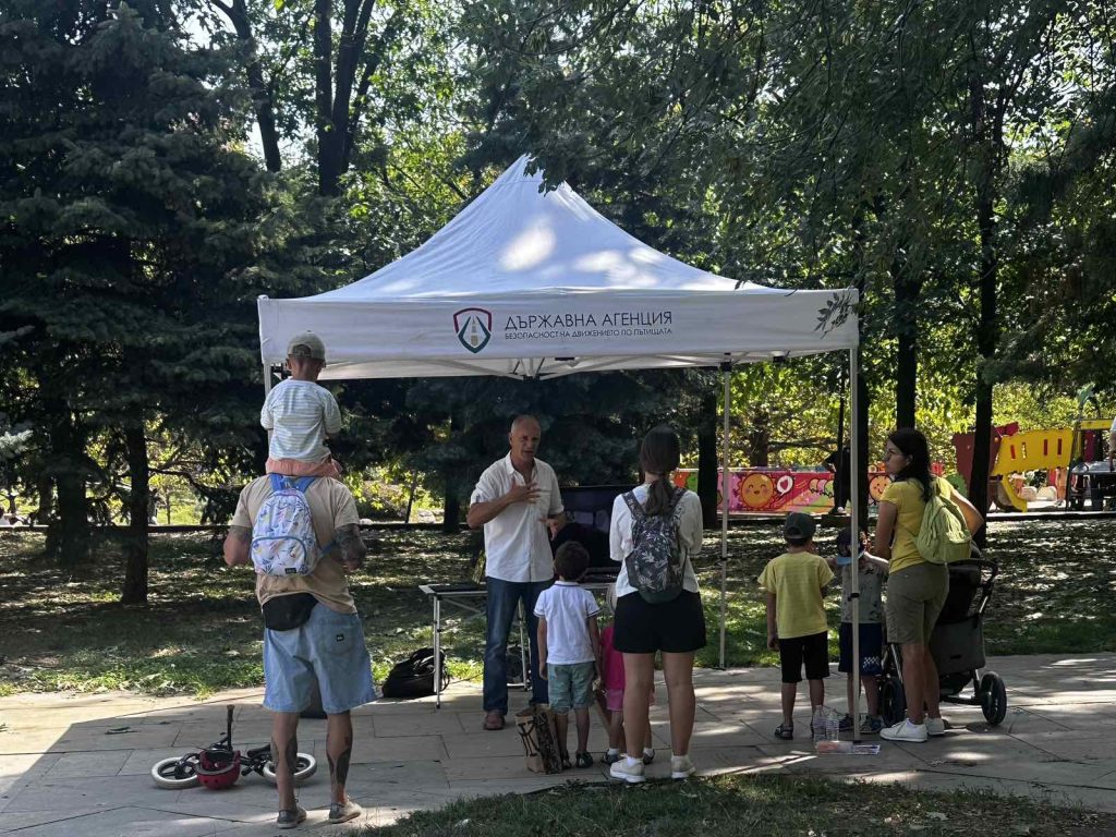 Стотици деца и родители се включиха в откритите уроци на ДАБДП по безопасност на движението по пътищата в парка пред НДК